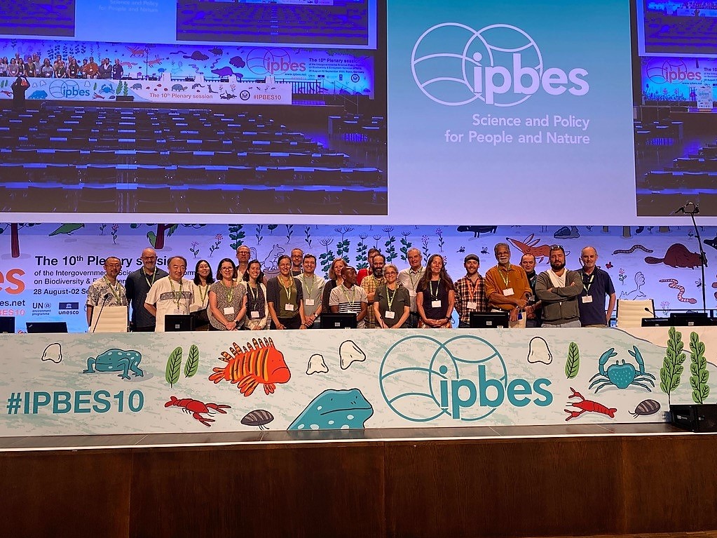 Gruppefoto af medlemslandenes delegerede under afslutningen af IPBES' 10. plenarforsamling i Boon, Tyskland.